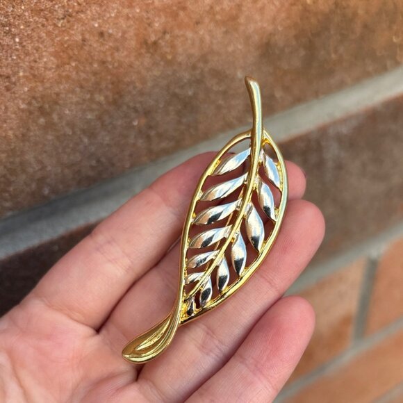 Vintage Two-Toned Leaf Brooch - Picture 2 of 4